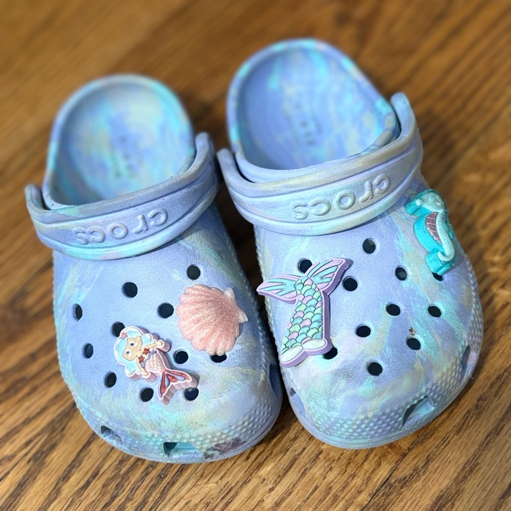 CROCS Kids Multicolor Clogs with Sea Charms